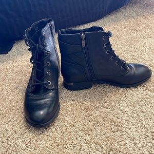 Women’s black boats